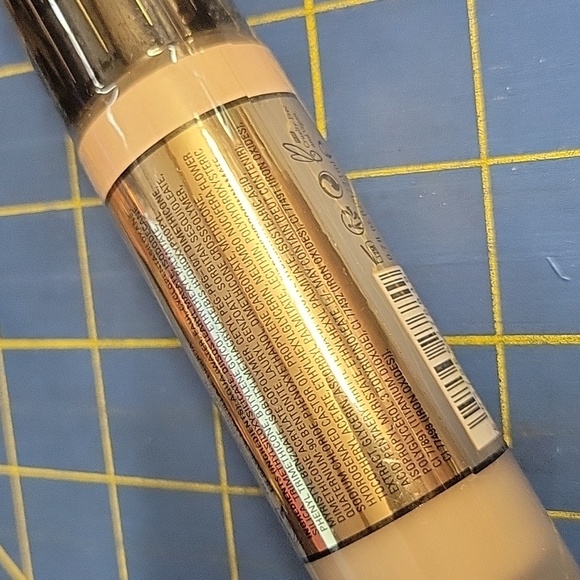 Revolution Conceal & Glow Concealer F2 New - Picture 4 of 5